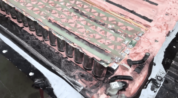 Mousse rose moulé dans des modules de batterie électrique