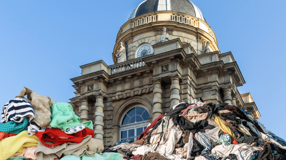 Action devant le Sénat : HOP et 10 autres associations se mobilisent contre la fast fashion